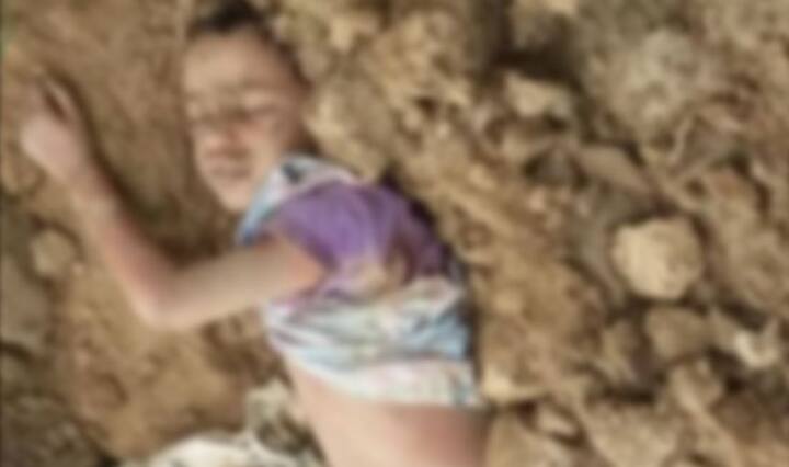 যেখানে তনুকে পুঁতে দেওয়া হয়েছিল সেখানেই তার পোশাকও উদ্ধার করা হয়। তাকে দ্রুত স্থানীয় হাসপাতালে নিয়ে যাওয়া হয়। 