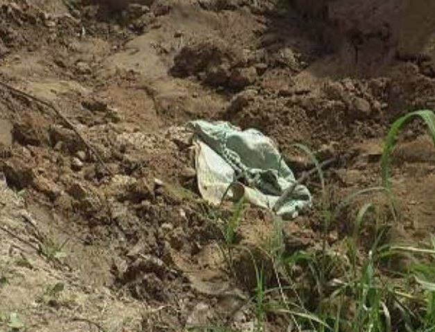 তনুকে কে বা কারা এভাবে তুলে নিয়ে এসে মাটিতে পুঁতে দিল, তা জানার চেষ্টা করছে পুলিশ।(ফটো ও খবর-সৌজন্যে পঙ্কজ গুপ্তা, এবিপি আনন্দ) (ফটো ও খবর-সৌজন্যে পঙ্কজ গুপ্তা, এবিপি আনন্দ)