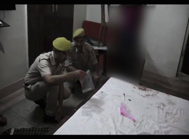 সে এলে ছুরি দিয়ে তার গলা কেটে ফেলে সে। 