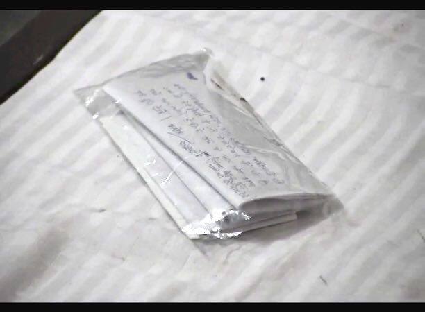 ধাক্কাধাক্কিতে কেউ দরজা না খোলায় পুলিশ ডাকেন হোটেল ম্যানেজার। 