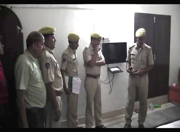 দরজা ভেঙে তাঁরা দেখতে পান ভয়াবহ দৃশ্য। 