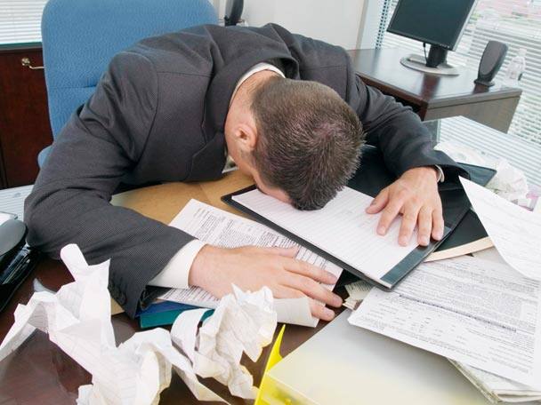 প্রসঙ্গত চিকিত্সকেরা জানাচ্ছেন, সপ্তাহে ৬ দিন ৯ ঘন্টা করে কাজ করলে অনিদ্রা, অবসাদ, কম খিদের মতো নানা সমস্যার প্রবণতা বেড়ে যায় মানুষের মধ্যে। এমনকি, মহিলাদের ক্ষেত্রে তা আয়ুও কমিয়ে দিচ্ছে বলে জানাচ্ছেন এক দল গবেষক।