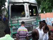 রাজারহাটে লরির চাকায় পিষ্ট হয়ে মা ও শিশুর মৃত্যু