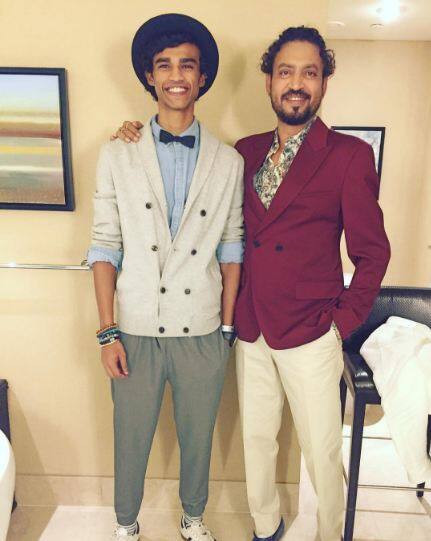 অন্য একটি ছবিতে বাবিলকে দেখা যাচ্ছে, তাঁর দুই মেয়ে বন্ধুর সঙ্গে। এঁদের মধ্যে একজন সম্ভবত তাঁর গার্লফ্রেন্ড। 