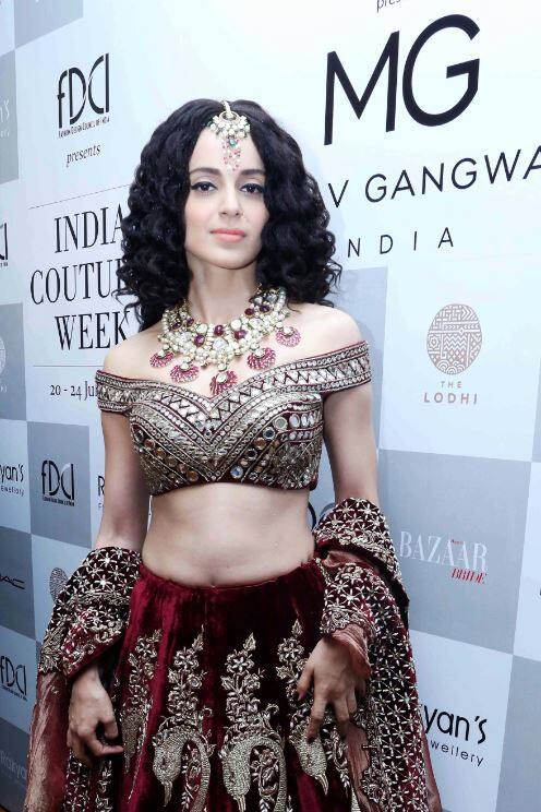 শো-এ এই পোশাক পরেন তিনি। বলেন, তিনি চান, তাঁর বিয়ের পোশাকও মানব ডিজাইন করুন। 