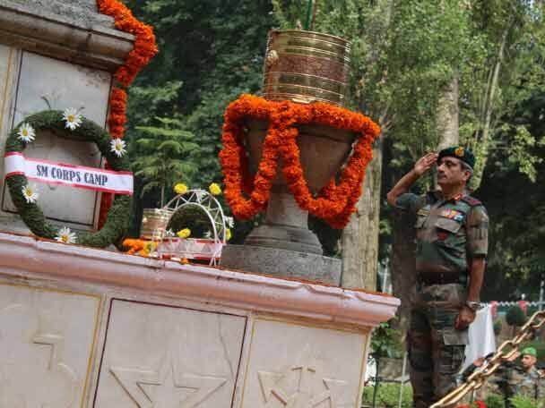 শ্রীনগর-স্থিত চিনার কোরের তরফ থেকে দেওয়া হয় শ্রদ্ধার্ঘ্য
