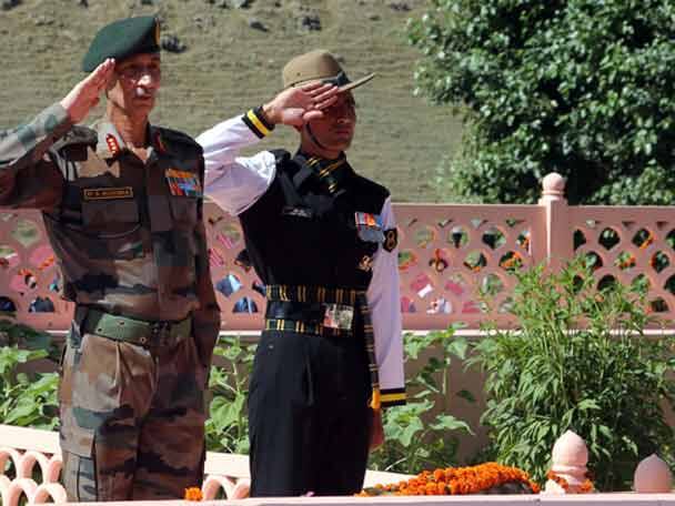 নর্দার্ন কম্যান্ডের প্রধান লেফটেন্যান্ট জেনারেল ডি এস হুডার নেতৃত্বে কার্গিলের দ্রাসে শুরু হয় শহিদ-বরণ।