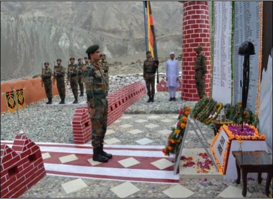 সিয়াচেনের যুদ্ধ স্মারকেও শহিদদের জানানো হয় শ্রদ্ধার্ঘ্য। শ্রদ্ধা জানান ব্রিগেড কম্যান্ডার নগেন্দ্র সিংহ।
