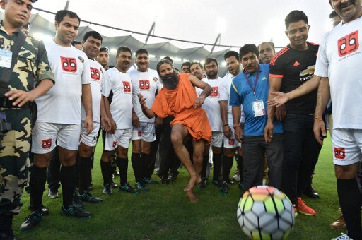 ওই ইভেন্টের ব্র্যান্ড অ্যামবাসাডর রামদেব। খেলোয়াড়দের সঙ্গে বেশ সক্রিয়ভাবে ফুটবল খেলতে দেখা যায় তাঁকে। (ছবি-এএফপি)