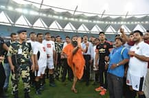 ছবিতে দেখুন: যোগগুরুর ফুটবল প্রেম