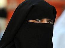 আদিত্যনাথের সভায় বোরখা খুলতে নির্দেশ মহিলাকে! বিতর্ক, তদন্তের নির্দেশ