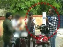 দেখুন ভিডিও: ইভটিজারকে সবক! রাস্তায় চড়থাপ্পড় স্কুলছাত্রীর