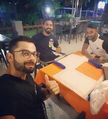 থাম্বস আপ! বিরাট কোহলির পছন্দের পোজের কিছু ঝলক