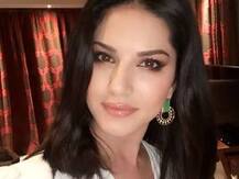 দেখুন: সানিকে কিছুতেই ছাড়তে চাইছিল না ছোট্ট মেয়েটি