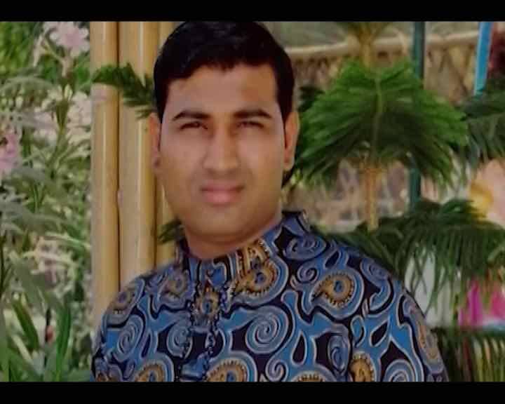 ঢোলাক হাইওয়েতে মহেশের দেহ উদ্ধার করে পুলিশ। 