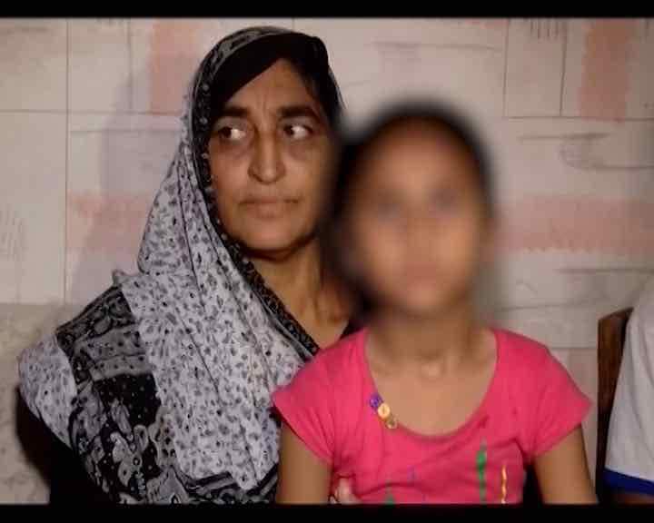 দেখে মনে হচ্ছিল, কোনও চলন্ত গাড়ি ধাক্কা মেরেছে তাঁকে। 