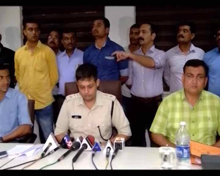 পুলিশ জানতে পারে, দশরথ নামের এক তৃতীয় ব্যক্তিকে নিয়ে মহেশ ও গোপীর প্রায়ই ঝগড়া হত। গোপীর সঙ্গে অবৈধ সম্পর্ক ছিল তার। গোপী স্বীকার করে, ২ বছরের বেশি ধরে এই সম্পর্কে লিপ্ত ছিল সে।