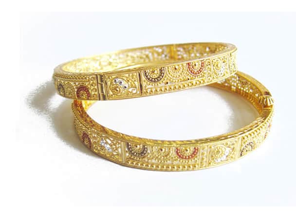 শরীরের নানা অংশের উপকার করার সঙ্গে হাড়ের পক্ষে স্বর্ণভস্ম বিশেষ উপকারী বলে মনে করে আয়ুর্বেদ শাস্ত্র। অলঙ্কার পরলে সোনার এই বিশেষ গুণই শরীরের পক্ষে উপকারী বলে আয়ুর্বেদে বলা হয়েছে।