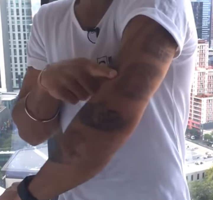 টেস্ট ও একদিনের ম্যাচে নিজের টুপির নম্বরও রয়েছে বিরাটের ট্যাটুতে।