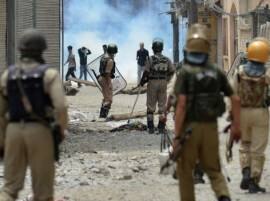 Protestors Defy Curfew Clash With Security Forces ফের অশান্ত কাশ্মীর, কার্ফু-বিধিনিষেধ ভেঙে বিক্ষোভ, সংঘর্ষ