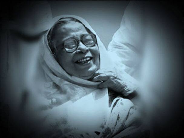 ১৯২৬ সালের ১৪ জানুয়ারি মহাশ্বেতা দেবীর জন্ম বাংলাদেশের পাবনায়। জন্ম থেকে বেড়ে ওঠা, সবটাই সাহিত্য-সংস্কৃতির আবহে। বাবা মণীশ ঘটক ছিলেন বিখ্যাত সাহিত্যিক। মা ধরিত্রী দেবীও লেখালেখি করতেন। সেই সঙ্গে যুক্ত ছিলেন সমাজসেবার কাজে। পরিচালক ঋত্বিক ঘটক মহাশ্বেতা দেবীর কাকা। বড়মামা নাম করা অর্থনীতিবিদ, ‘ইকনমিক অ্যান্ড পলিটিকাল উইকলি’ পত্রিকার প্রতিষ্ঠাতা শচীন চৌধুরী। মায়ের মামাতো ভাই কবি অমিয় চক্রবর্তী। 