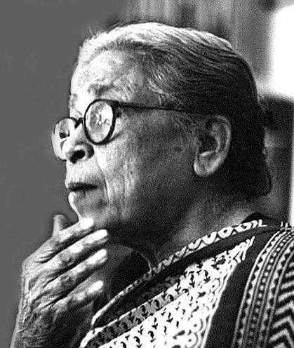১৯৬৪ সালে বিজয়গড় কলেজ শিক্ষকতার মধ্যে দিয়েই চাকরিজীবন শুরু করেন। শিক্ষকতার পাশাপাশিই চালিয়ে যান সাংবাদিকতা, লেখালেখি। ১৯৭৫ সালে ‘হাজার চুরাশির মা’, ১৯৭৭ সালে ‘অরণ্যের অধিকার’ বাংলা সাহিত্যে সাড়া ফেলেছিল। এরপর একে একে অগ্নিগর্ভ, তিতুমীর, রুদালি। তাঁর লেখার ওপর ভিত্তি করে তৈরি হয়েছে রুদালি, ‘হাজার চওরাশি কি মা’, ‘গঙ্গোর’- সহ বেশ কয়েকটি চলচ্চিত্র। 