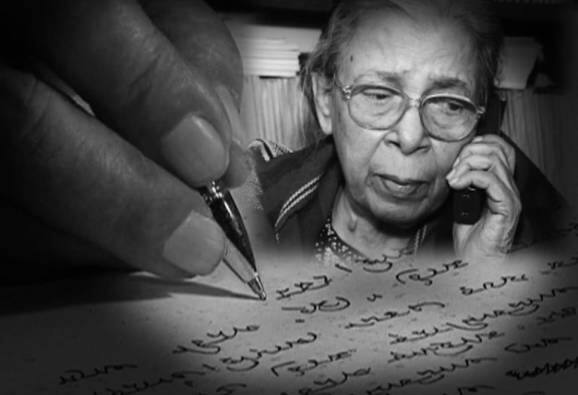 দেশভাগের পর পাবনা থেকে পশ্চিমবঙ্গে চলে আসেন। ভর্তি হন শান্তিনিকেতনে বিশ্বভারতীতে। সেখান থেকেই ইংরেজিতে স্নাতক। তারপর স্নাতকোত্তরের পাঠ কলকাতা বিশ্ববিদ্যালয়ে। পঠনপাঠন পর্ব শেষেই পরিচয় গণনাট্য আন্দোলনের প্রতিষ্ঠাতা বিজন ভট্টাচার্যর সঙ্গে পরিচয়। ১৯৪৭ সালে বিয়ে হলেও ১৯৫৯ সালে দু’জনের বিচ্ছেদ। পরে অসিত গুপ্তর সঙ্গে দ্বিতীয় বিয়ে হলেও, ১৯৭৬ সালে তাও ভেঙে যায়। বিজন মহাশ্বেতার একমাত্র সন্তান নবারুণ ভট্টাচার্যও প্রখ্যাত সাহিত্যিক। বার্ধক্যে পৌঁছে সেই ছেলের মৃত্যুশোকও সহ্য করতে হয়েছে মহাশ্বেতাকে। ২০১৪ সালে জুলাইয়ে নবারুণের মৃত্যু হয়। 