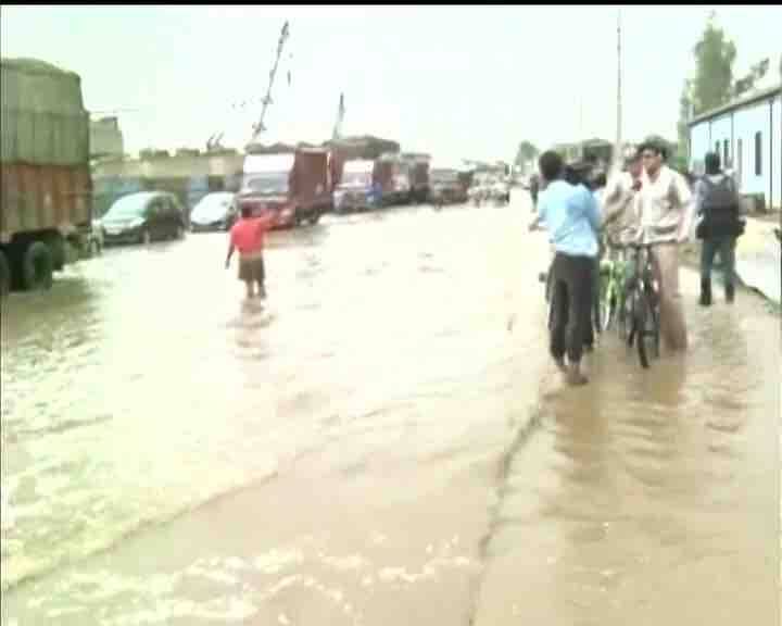 পথের জট খোলার অপেক্ষা করতে করতে ক্ষিদে, তেষ্টা আর ক্লান্তিতে নাজেহাল হয়ে পড়েন সকলে। সারা রাত রাস্তায় কাটাতে বাধ্য হয়েছেন এমন অনেকে আছেন। নাইট শিফট যাঁদের ছিল, তাঁরা অফিসে পৌঁছতে পারেননি। ইভনিং শিফট সেরে যাঁদের বাড়ি ফেরার কথা ছিল, রাস্তায় রাত কাটান তাঁরা। 