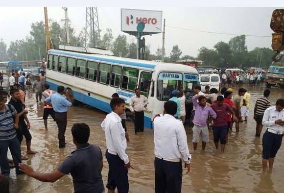 জবাব দিতে দেরি করেনি আপও। দিল্লির উপ মুখ্যমন্ত্রী মণীশ শিশোদিয়া বলেছেন, গুরগাঁওয়ের নাম বদলে গুরুগ্রাম করলেই বিকাশ হয় না। সে জন্য সদিচ্ছা প্রয়োজন। 