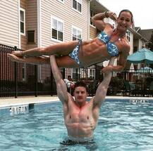 দেখেছেন কখনও? মোবাইল-চোরকে পাকড়াও করলেন বিকিনিতেই মহিলা পুলিশকর্মী!