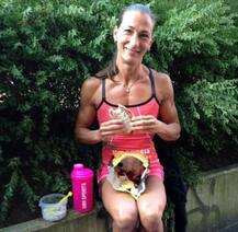 দেখেছেন কখনও? মোবাইল-চোরকে পাকড়াও করলেন বিকিনিতেই মহিলা পুলিশকর্মী!