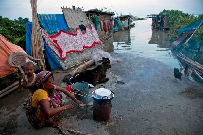 খোলা হয়েছে ৯৭০ টি ত্রাণশিবির। গ্রামের পর গ্রাম ভেসে গেছে জলে। স্কুল, সড়ক ভীষণভাবে ক্ষতিগ্রস্থ। হাজার হাজার বাড়িতে জল ঢুকে গিয়েছে। তার মধ্যেই রান্না করতে বাধ্য হচ্ছেন মহিলারা।