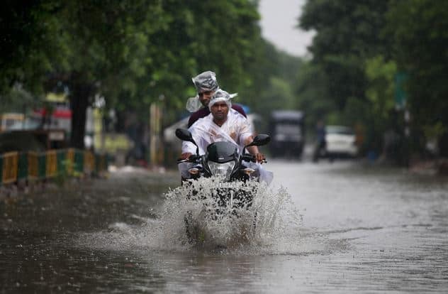 প্রবল বর্ষণের জেরে রাস্তায় কোমর সমান জল।