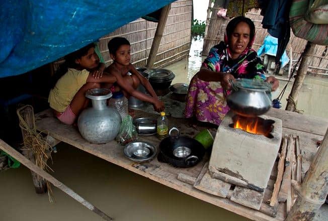 চারদিকে জল। তারই মধ্যে চলছে রান্না।