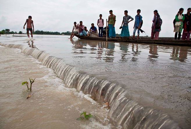 সবাই চলেছেন নিরাপদ আশ্রয়ের খোঁজে।