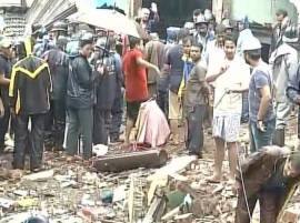 ঠানেতে প্রবল বৃষ্টিতে বহুতল ভেঙে মৃত্যু ৯ জনের, আহত ১০ Building Collapses In Thane 9 Killed ঠানেতে প্রবল বৃষ্টিতে বহুতল ভেঙে মৃত্যু ৯ জনের, আহত ১০