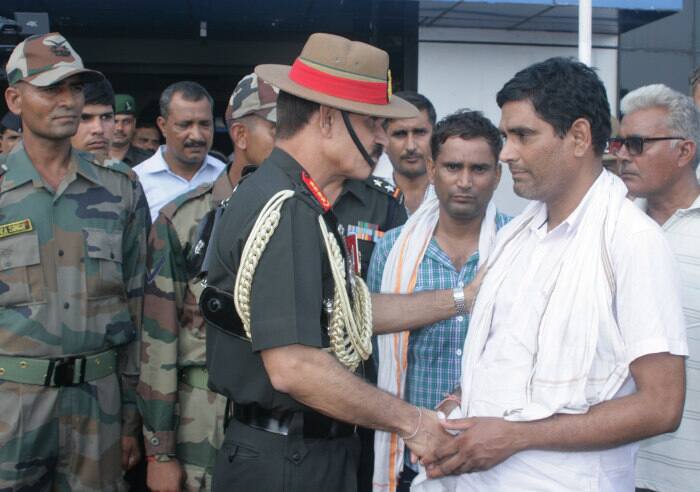 সেখানেই শহিদদের শেষ শ্রদ্ধা জানান সেনাপ্রধান জেনারেল দলবীর সিংহ সুহাগ