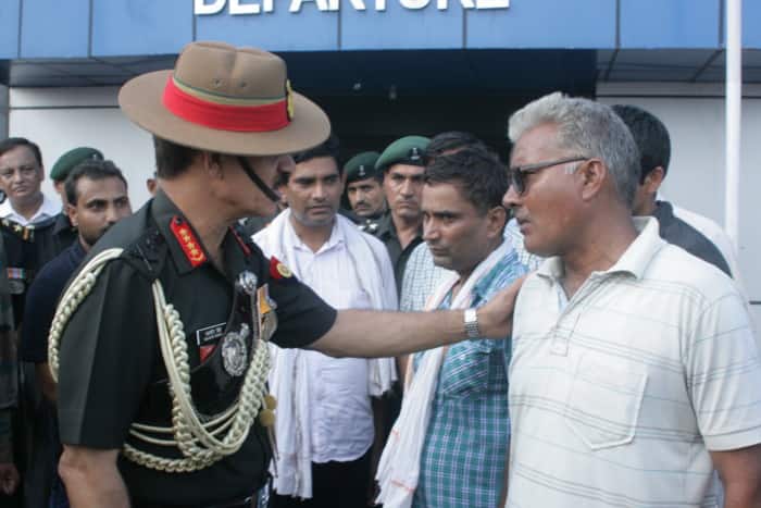 দুই জওয়ানের দেহ মথুরা ও বুলন্দশহরে তাঁদের বাড়িতে পৌঁছয়। পূর্ণ সামরিক মর্যাদায় তাঁদের শেষকৃত্য সম্পন্ন হবে। সব ছবি সৌজন্য: প্রতিরক্ষামন্ত্রক