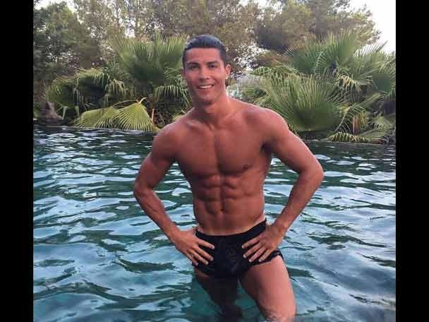 বল নিয়ে যেমন ড্রিবল করেন, তেমনই জলেও সমান দক্ষ রোনাল্ডো