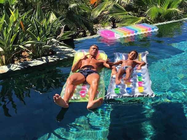 ছেলের সঙ্গে জলে বিশ্রাম