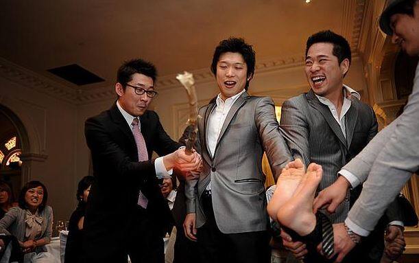 দক্ষিণ কোরিয়ায় পাত্রকে বেঁধে মাচায় শোয়ানো হয়। তারপর তার বন্ধু থেকে আত্মীয়স্বজন- সব্বাই বেচারার পায়ের তলায় আখপেটা করে। কী সাংঘাতিক!