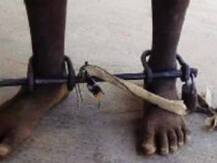 হোমওয়ার্ক না করার অপরাধে, চতুর্থ শ্রেণীর পড়ুয়ার পায়ে শিকলে বেঁধে শাস্তি শিক্ষকের