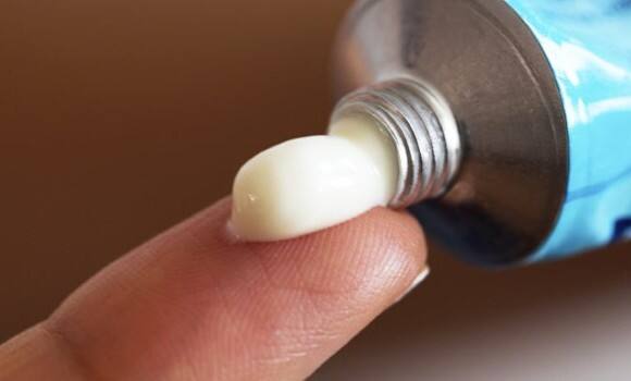 বিশেষজ্ঞরা বলছেন, যেহেতু ডেঙ্গির মশা দিনের বেলা কামড়ায়, তাই দিনের বেলা মশার কামড় থেকে বাঁচতে হবে। শিশুদের ফুলহাতা জামা পরাতে হবে। বাড়িতে সম্ভব হলে মশারি টাঙাতে হবে। নাহলে মশা নিরোধক ক্রিম লাগিয়ে, ওষুধ স্প্রে করে, মশা তাড়াতে হবে। 