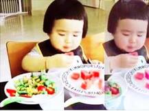 ডালের মেহেন্দির 'তুনাক তুনাক তুন'-এর তালে নিজের পছন্দের খাবার কীভাবে খেল এই শিশু দেখুন