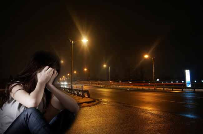 গুরুগ্রামে প্রকাশ্য রাস্তায় যুবতীকে জোর করে এসইউভি-তে তোলার চেষ্টা Men Grab It Executive In Middle Of Gurugram Road Try To Pull Her Into Suv গুরুগ্রামে প্রকাশ্য রাস্তায় যুবতীকে জোর করে এসইউভি-তে তোলার চেষ্টা