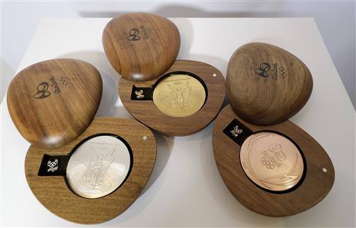 ব্রোঞ্জ পদকের জন্য তামা আনা হয়েছে টাঁকশাল থেকে। ফেলে দেওয়া তামাকে গলিয়ে তৈরি করা হয়েছে এই পদক