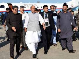 ভাষণ সম্প্রচারে বাধা পাকিস্তানের, মধ্যাহ্নভোজ বয়কট করে দেশে ফিরলেন রাজনাথ Pakitan Censors Rajnath Speech Rajnath Returns Home Without Attending Lunch Hosted By Pak Minister ভাষণ সম্প্রচারে বাধা পাকিস্তানের, মধ্যাহ্নভোজ বয়কট করে দেশে ফিরলেন রাজনাথ