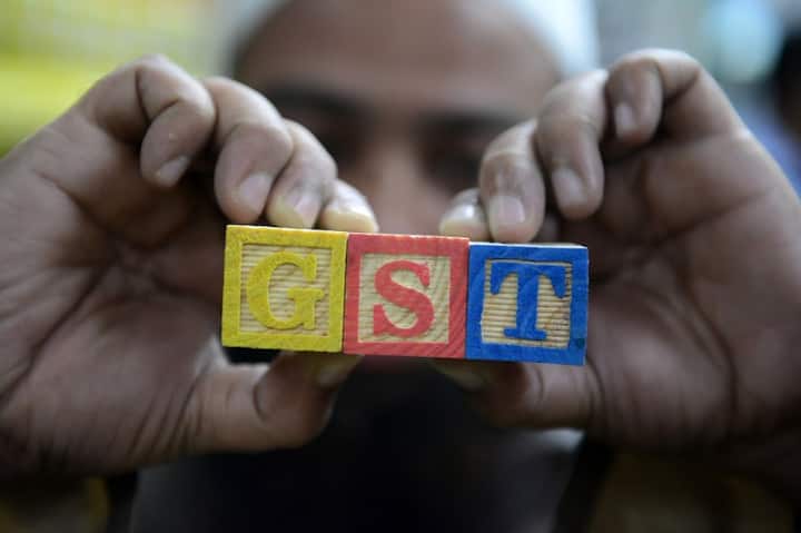 প্রায় এক দশক ধরে বকেয়া থাকা জিএসটি চালু হলে বিভিন্ন ক্ষেত্রে তার সমান প্রভাব পড়বে না। অধিকাংশ উত্পাদিত পণ্যের দাম কমবে বলে আশা করা হচ্ছে। অন্যদিকে জিএসটি-র আওতায় পরিষেবার দাম বৃদ্ধি পেতে পারে।যদিও ২০১৭-র এপ্রিল থেকে জিএসটি চালুর সম্ভাবনা খুব কম বলে বিশেষজ্ঞরা মনে করছেন।