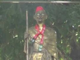 Samajwadi Party Colour On Mahatma Gandhi Statue In Uttar Pradesh মূর্তিতে সমাজবাদী পার্টির টুপি ও দোপাট্টা পরিয়ে মহাত্মা গাঁধীর অপমান