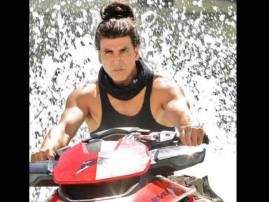 ‘গর্বিত’ বললেন, ‘ঢিসুম’-এ সমকামী অক্ষয় কুমার